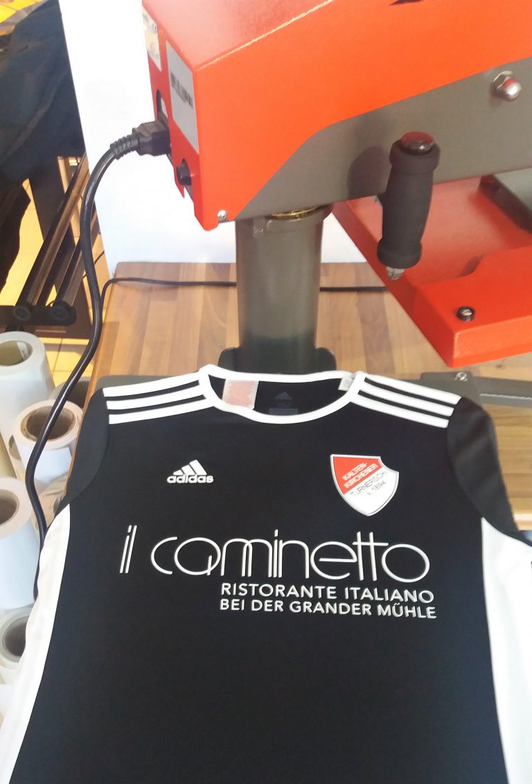 Fussball Trikots beflocken lassen Beflocken und bedrucken von Textilien in Kaltenkirchen